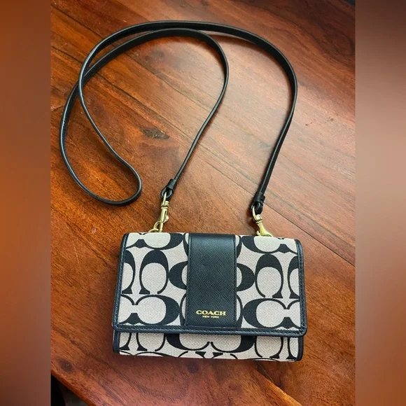 Authentic Coach Legacy Signature C’s Trifold Wallet Crossbody Brass Hardware - Picture 1 of 8